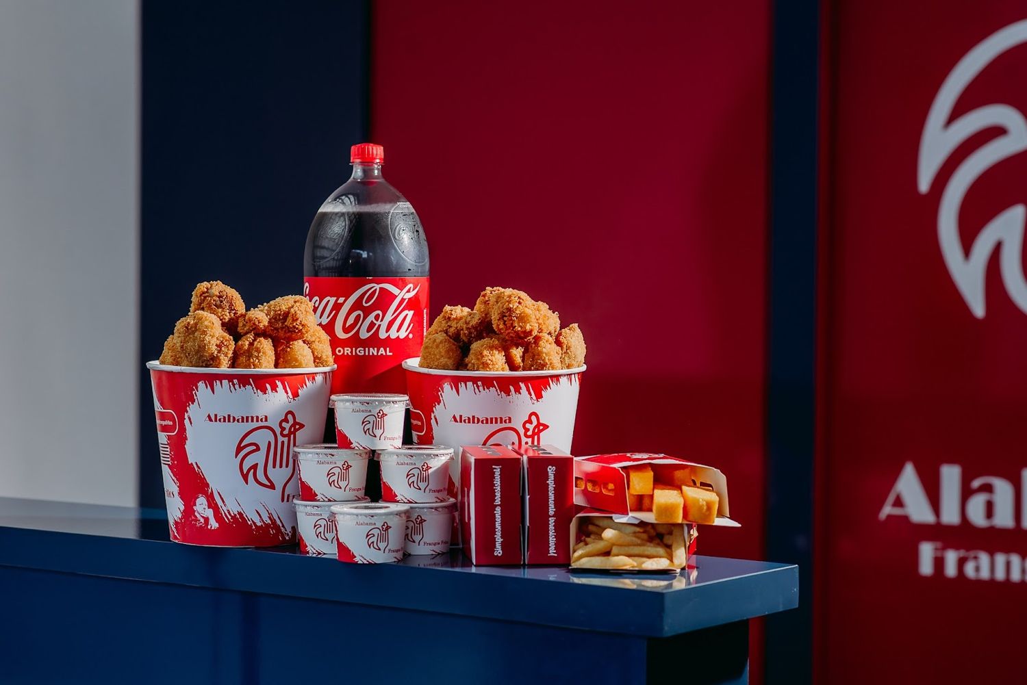 Balde de frango frito Alabama com refrigerante e acompanhamentos